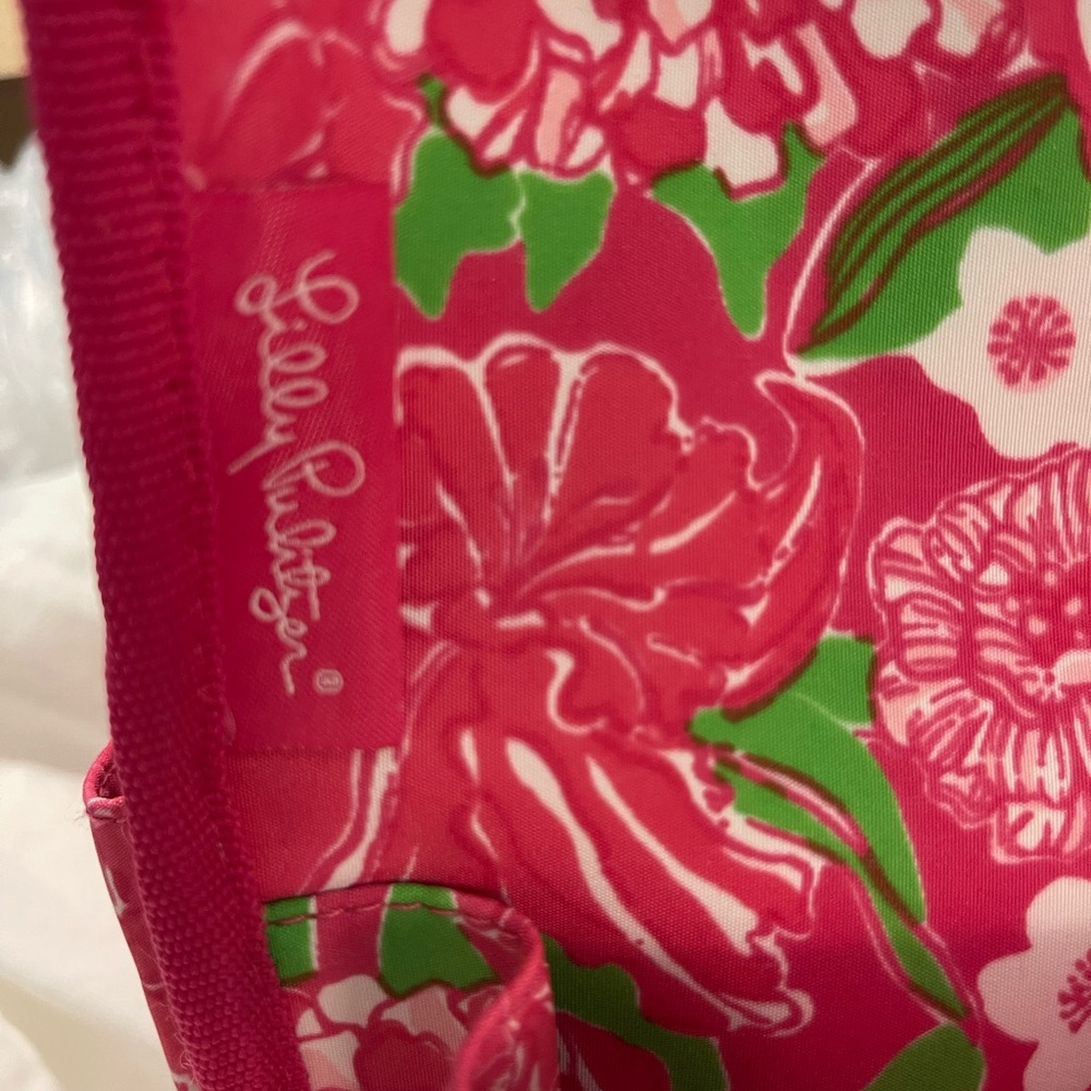NWOT Beautiful Lilly Pulitzer Open Tote with 10 outside pockets.